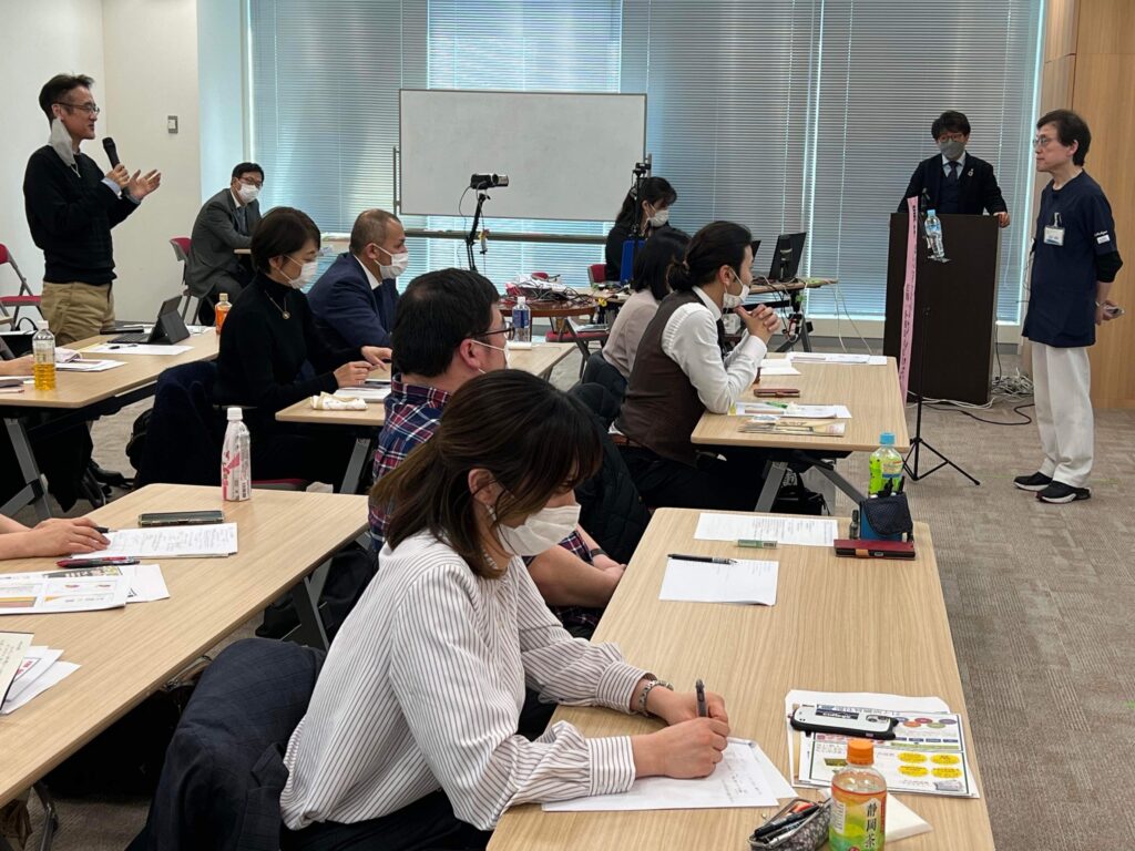 Shinichiro Suganuma asks a question at a Chinese medicine training session for pregnancy at the Hanabusa Women's Clinic.