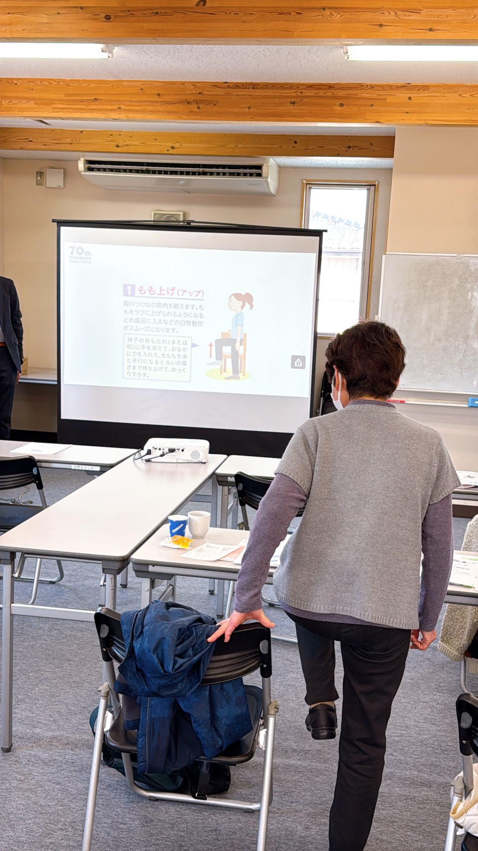 健康セミナーで参加者がひざの運動を実践している様子