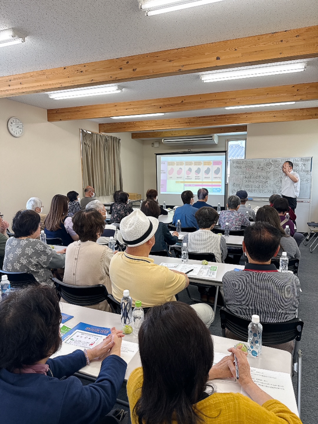 腎臓セミナーで講師の話を聞く参加者の様子