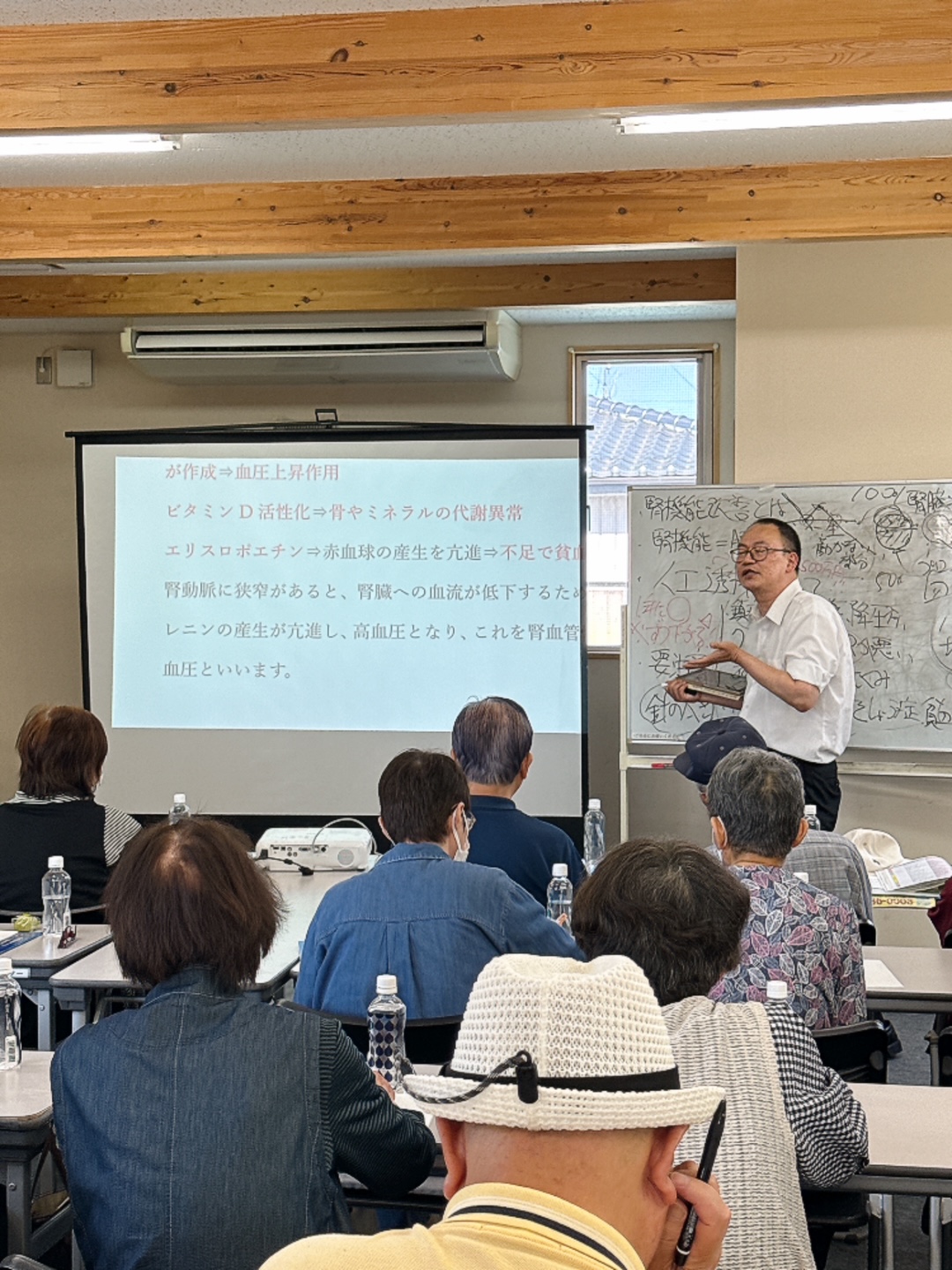 柳田浩二先生が腎機能について講義している様子