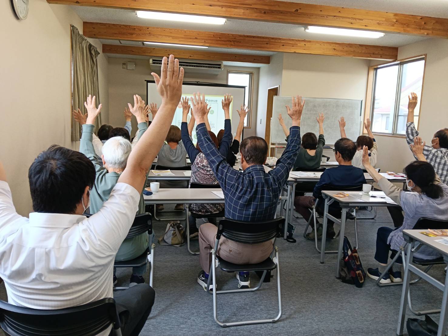 参加者の皆さまと一緒にストレッチを実践した様子
