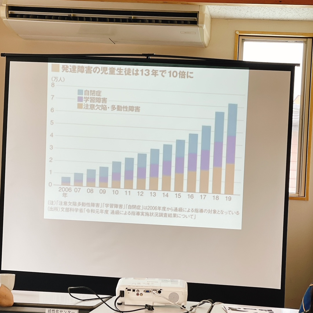 妊活セミナーで資料を使って説明している様子